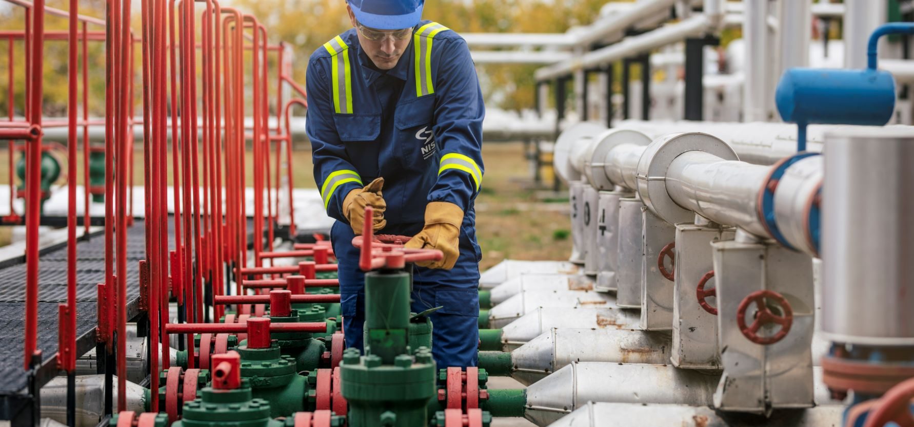 NIS servisi - radnik na rafineriji