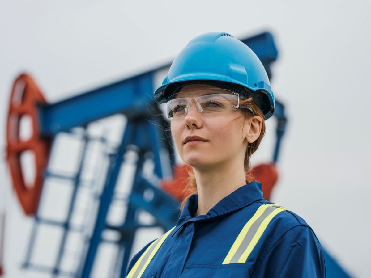 NIS radnica u plavom radnom odelu