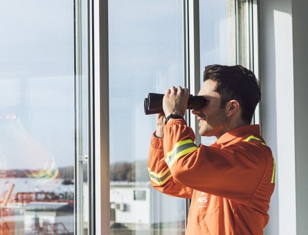 NIS radnik gleda kroz dvogled