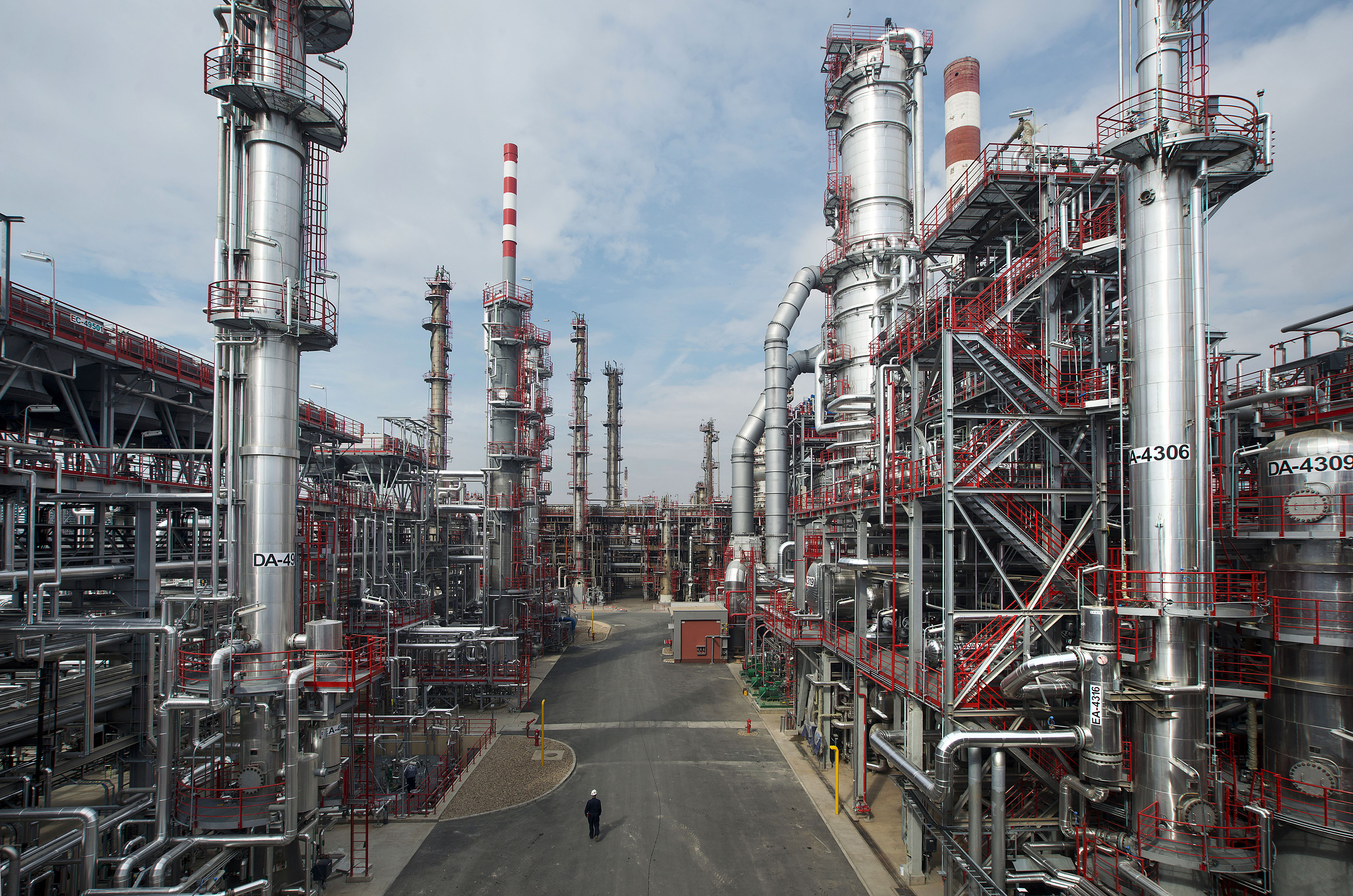 Нпз гидрокрекинг. Гидрокрекинг на НПЗ. Орскнефтеоргсинтез гидрокрекинг. Томский нефтеперерабатывающий завод. Реактор НПЗ.