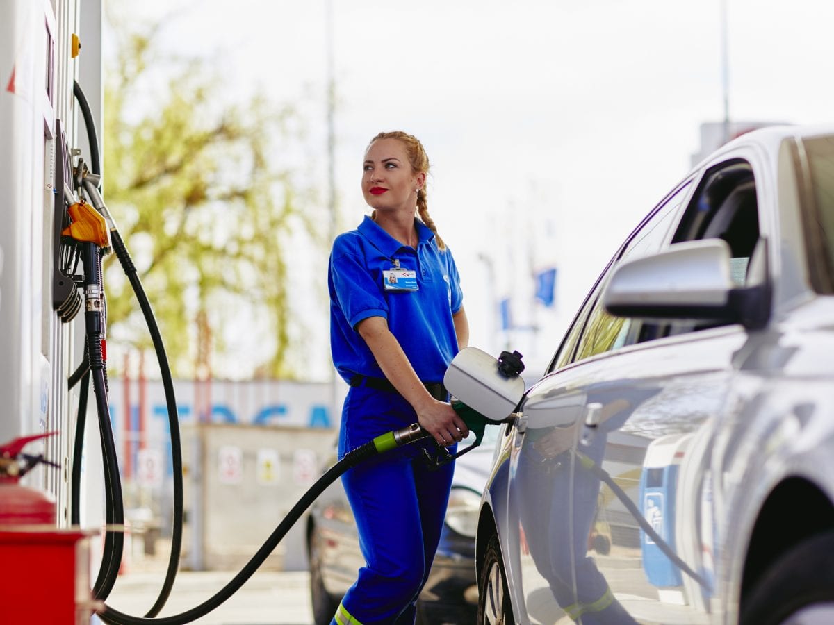 Točilac - žena toči gorivo