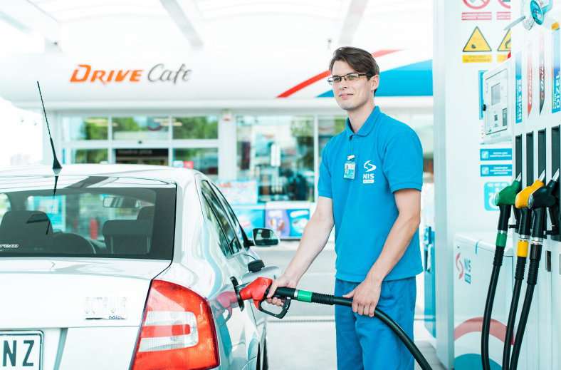 Točilac - muškarac toči gorivo