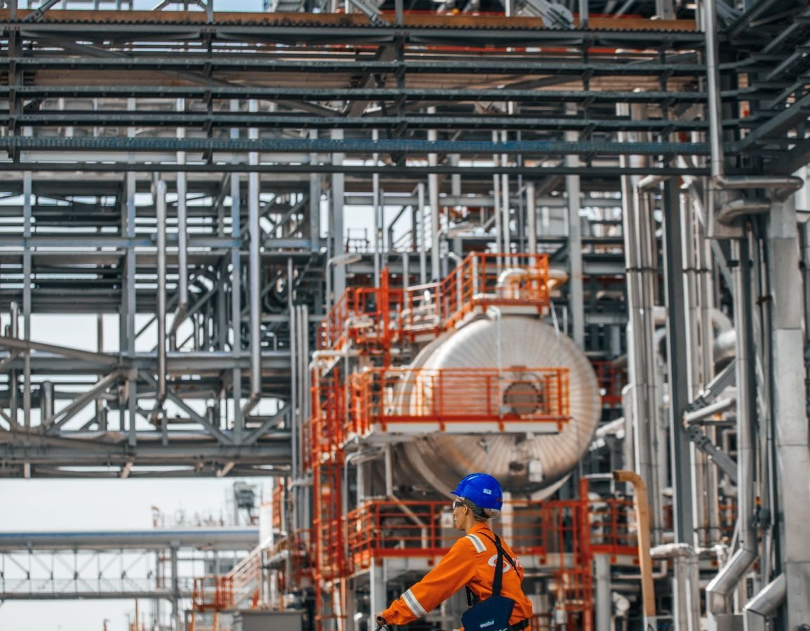 Radnik NIS-a na biciklu ispred Rafinerije